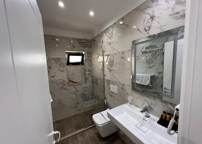 Tramonto Vlore * Radhima