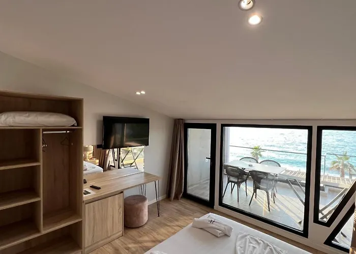 Tramonto Vlore * Radhima